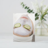 Frau mit Gesichtsmaske und Gurkenscheiben auf Postkarte (Stehend Vorderseite)