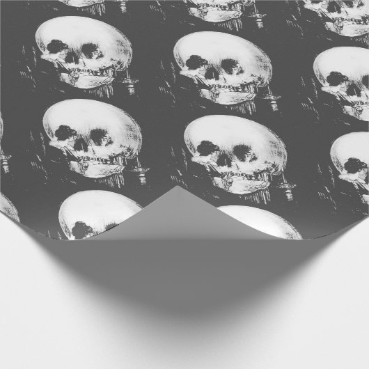 Frau mit Halloween-Reflektion im Spiegel Geschenkpapier (Ecke)