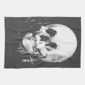 Frau mit Halloween-Reflektion im Spiegel Handtuch (Horizontal)