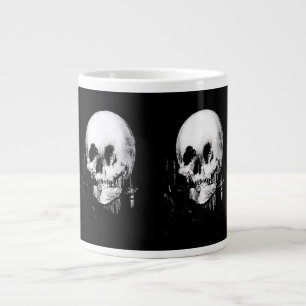 Frau mit Halloween-Reflektion im Spiegel Jumbo-Tasse
