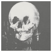 Frau mit Halloween-Reflektion im Spiegel Stoff (Nahaufnahme)