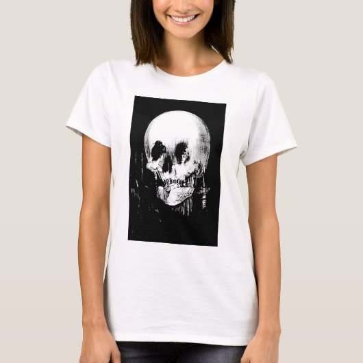 Frau mit Halloween-Reflektion im Spiegel T-Shirt (Vorderseite)
