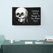 Frau mit Halloween-Schädelspiegelung im Spiegel Banner (Messe)