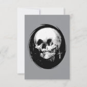 Frau mit Halloween-Schädelspiegelung im Spiegel Einladung (Vorderseite)