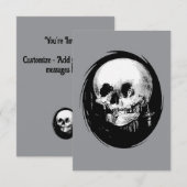 Frau mit Halloween-Schädelspiegelung im Spiegel Einladung (Vorne/Hinten)