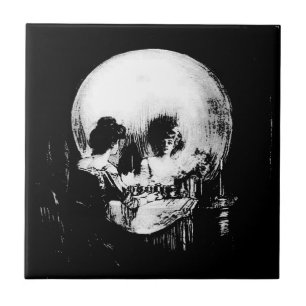 Frau mit Halloween-Totenkopfreflexion im Spiegel Fliese
