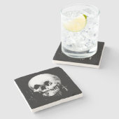 Frau mit Halloween-Totenkopfspiegelung im Spiegel Steinuntersetzer (Seitenansicht)