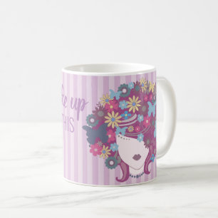 Frau mit Hübscher Blume Haar Lila Zitat Kaffeetasse