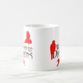 Frau mit ihren Drachen Kaffeetasse (Mittel)