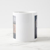Frau mit kleiner Schale 2007 Jumbo-Tasse (Vorderseite)