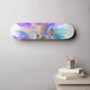 Frau mit Pferd und Schmetterling Skateboard