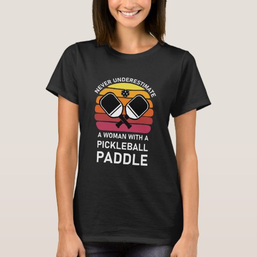Frau mit Pickleball Paddle T-Shirt (Vorderseite)