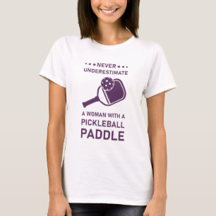 Frau mit Pickleball Paddle T-Shirt