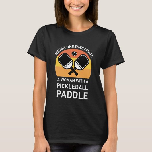 Frau mit Pickleball Paddle T-Shirt (Vorderseite)
