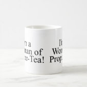 Frau mit richtigem weißen Tee Kaffeetasse (Mittel)