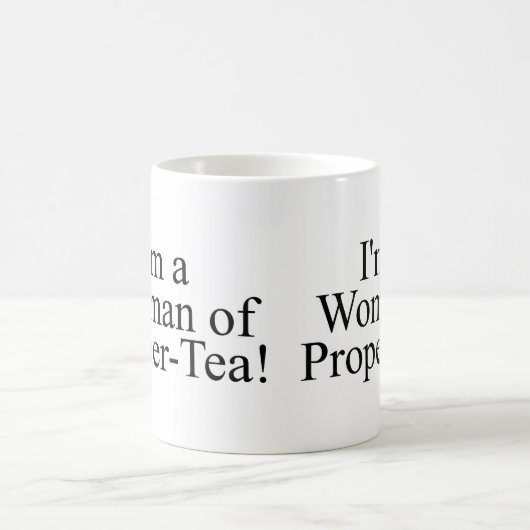 Frau mit richtigem weißen Tee Kaffeetasse (Mittel)