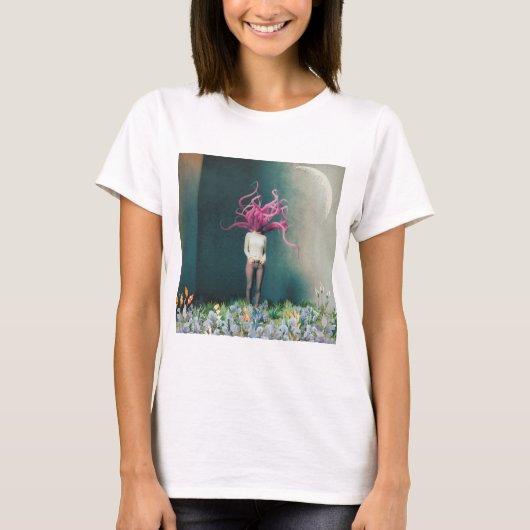 Frau mit rosa Flamingo-Haar in einer träumerischen T-Shirt (Vorderseite)