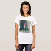 Frau mit rosa Flamingo-Haar in einer träumerischen T-Shirt (Vorne ganz)