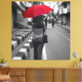 Frau mit rotem Schirm in Schwarz-Weiß-Stil Leinwanddruck (Insitu (Wohnzimmer))