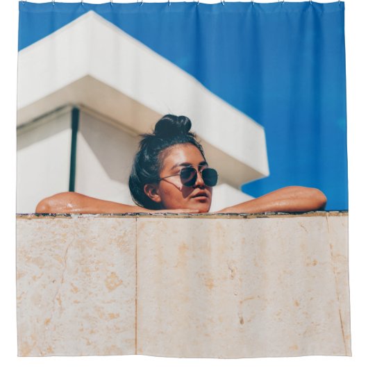 Frau mit schwarzer Sonnenbrille Duschvorhang (Vorderseite)