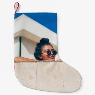 Frau mit schwarzer Sonnenbrille Kleiner Weihnachtsstrumpf