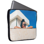 Frau mit schwarzer Sonnenbrille Laptopschutzhülle (Vorne Rechts)