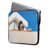 Frau mit schwarzer Sonnenbrille Laptopschutzhülle (Vorderseite Links)