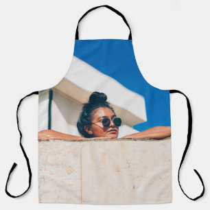 Frau mit schwarzer Sonnenbrille Schürze