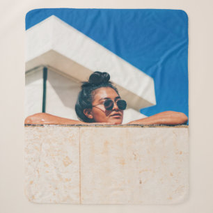 Frau mit schwarzer Sonnenbrille Sherpadecke