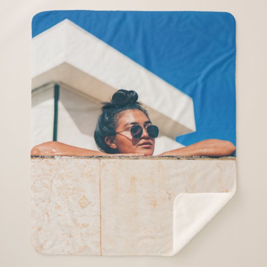 Frau mit schwarzer Sonnenbrille Sherpadecke (Vorderseite)