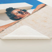 Frau mit schwarzer Sonnenbrille Sherpadecke (3/4)