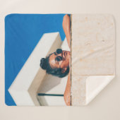 Frau mit schwarzer Sonnenbrille Sherpadecke (Vorderseite (Horizontal))