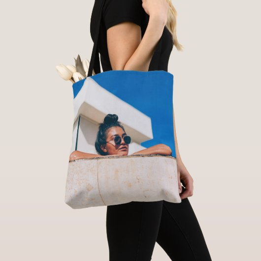 Frau mit schwarzer Sonnenbrille Tasche (Von Nahem)