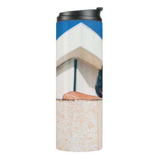 Frau mit schwarzer Sonnenbrille Thermosbecher (Nach links gedreht)