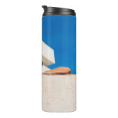 Frau mit schwarzer Sonnenbrille Thermosbecher (Nach rechts gedreht)