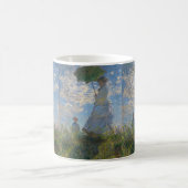 Frau mit Sonnenschirm | Französische Landschaft Kaffeetasse (Mittel)