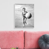 Frau mit Strandball Leinwanddruck (Insitu (Wohnzimmer))