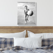 Frau mit Strandball Leinwanddruck (Insitu (Schlafzimmer))