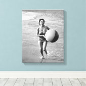 Frau mit Strandball Leinwanddruck (Insitu (Holzboden))