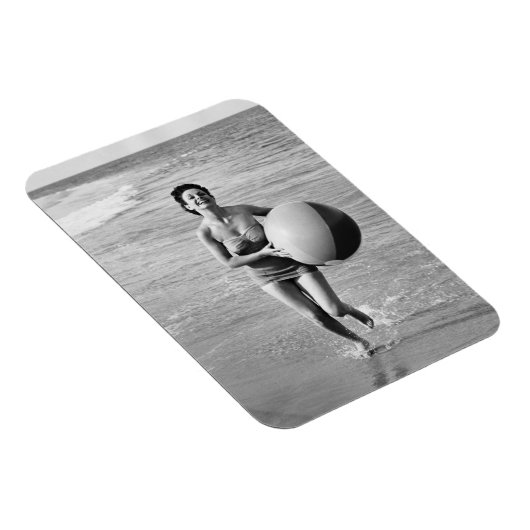 Frau mit Strandball Magnet (Rechte Seite)