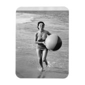 Frau mit Strandball Magnet (Vertikal)