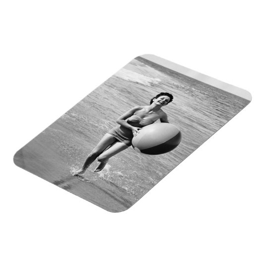 Frau mit Strandball Magnet (Linke Seite)