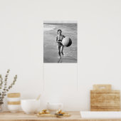 Frau mit Strandball Poster (Küche)