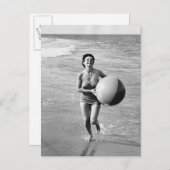 Frau mit Strandball Postkarte (Vorne/Hinten)