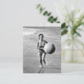 Frau mit Strandball Postkarte (Stehend Vorderseite)