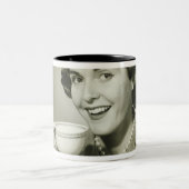 Frau mit Tassen (Mittel)