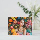 Frau mit Trauben und Blumenarrangement Postkarte (Stehend Vorderseite)