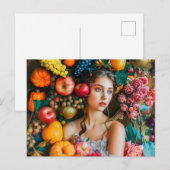 Frau mit Trauben und Blumenarrangement Postkarte (Vorne/Hinten)