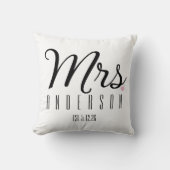 Frau Modern Script Custom Wedding Date neu Kissen (Vorderseite)