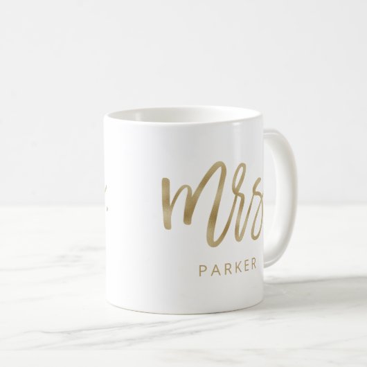 Frau | Modernes Gold-Script und Nachname Kaffeetasse (VorderseiteRechts)
